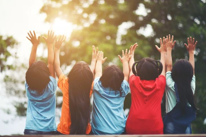 group-kids-friends-arm